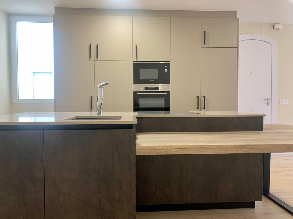 cocina con isla madera y piedra valencia